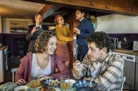 Zimmer mit Stall – Während Sophie (Aglaia Szyszkowitz) und Jan (Alexander Beyer, hinten re.) den Gemeindemitarbeiter Burger (David Baalcke, hinten li.) überzeugen wollen, genießen die frischverliebten Bennie (Konstantin Frank) und Rieke (Amelie Plaas-Link) das Pensionsfrühstück.