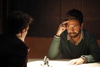 Castle – Der grausame Mord an der jungen Shauna Taylor ist ein Rätsel. Simon Doyle (Joshua Gomez, r.) wird als Verdächtiger verhaftet. Schafft er es, Castle (Nathan Fillion, l.) von seiner Unschuld zu überzeugen?