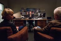 Tatort – Von links: Fallanalytikerin Christine Lerch (Lisa Wagner) und Kriminalhauptkommissar Ivo Batic (Miroslav Nemec, rechts) informieren den Vorgesetzten Lammert (Alexander Jagsch, Mitte hinten) über Toni Feistl.