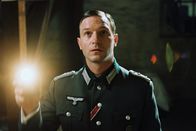 Der Pianist – Wilm Hosenfeld (Thomas Kretschmann), deutscher Wehrmachtsoffizier mit einer Leidenschaft für klassische Musik, will das Richtige tun und beschließt, Wladyslaw zu helfen.