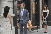 How I Met Your Mother – Nachdem Barney (Neil Patrick Harris, M.) und Robin (Cobie Smulders, r.) die Sprengung gesehen haben, sagt sie ihm, dass sie stolz auf ihn sei. Doch ihr Gespräch endet abrupt, als auf einmal Nora (Nazanin Boniadi, l.) vor ihnen steht ...