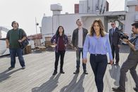 Scorpion – Für eine Fernsehshow sollen (v.l.n.r.) Sylvester (Ari Stidaham), Happy (Jadyn Wong), Toby (Eddie Kaye Thomas), Paige (Katharine McPhee) und Cabe (Robert Patrick) die Existenz oder Nicht-Existenz von Geistern beweisen. Nur Walter will sich an dem Fall nicht beteiligen und unter keinen Umständen vor die Kamera von Dave (Joshua Gomez) ...