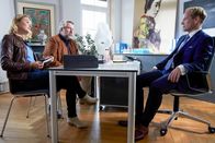 Die Rosenheim-Cops – Die Kommissare Winter (Vanessa Eckart, l.) und Stadler (Dieter Fischer, M.) befragen den Marketingleiter der Duftmanufaktur, Volker Reuther (Sebastian Müller-Stahl, r.) nach seinem Verhältnis zu seinem ermordeten Chef.