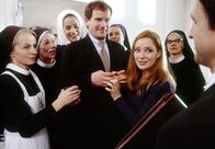 Um Himmels Willen – Max Bachmann (Max Limpinsel, M.) überrascht Barbara (Anna Luise Kish, 3.v.r.) mit seinem Heiratsantrag. Die Nonnen Agnes (Emanuela von Frankenberg, l.), Felicitas (Karin Gregorek, 2.v.l.), Julia (Helen Zellweger, 3.v.l.), Sophie (Anne Weinknecht, 4.v.r.) und Hildegard (Andrea Sihler, 2.v.r.) waren in seinen Coup eingeweiht.