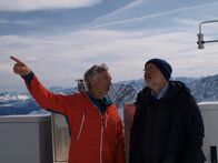 Alpen in Not – Wird Wintersport in 10, 20 oder 30 Jahren noch in den Alpen möglich sein? Ist die Wasserversorgung weiterhin gesichert? Im Schneefernerhaus auf der Zugspitze trifft Harald Lesch (r.) den Glaziologen Dr. Christoph Mayer (l.) von der Bayerischen Akademie der Wissenschaften, der spannende Antworten auf die Fragen hat.