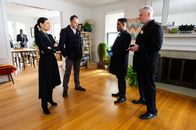 Elementary – (v.l.n.r.) Joan Watson (Lucy Liu); Sherlock Holmes (Jonny Lee Miller); Marcus Bell (Jon Michael Hill); Tommy Gregson (Aidan Quinn).