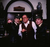 Polizeiinspektion 1 – Plötzl (Erich Hallhuber jun., links) und Heinl (Elmar Wepper) machen den Wirt (Karl Tischlinger, Mitte) auf die Sperrstunde aufmerksam.