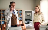 In aller Freundschaft – Als Sarah Marquardt (Alexa Maria Surholt) sich bei Dr. Roland Heilmann (Thomas Rühmann) nach dem Befinden des Gesundheitsdezernenten Dr. Seidel erkundigt, klingelt Rolands Telefon: Seidel ist mit Schmerzen zusammengebrochen.