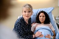 Sturm der Liebe – Vanessa (Jeaninne Gaspár, r.) und Helene (Sabine Werner, M.) erfahren von Michael (Erich Altenkopf, l.) die Diagnose.