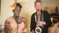 Father Brown – Die Jazzsängerin Yveline Lafond (Michelle Asante) und der Saxofonist Joseph Sinclair (Paul Thornley) beeindrucken Father Brown mit ihrer Musik. Er bietet der Band einen Schlafplatz an. Noch kann niemand ahnen, welche Tragödie sich ereignen wird.