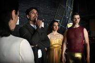 Jenseits der Spree – Der Choreograf und die Tänzer warten gemeinsam mit der Direktorin auf ihren Auftritt, v.li.: Katerina Medvedeva als Margot Walser, Philipp Christopher als Viktor Dosche, Joone Dankou als Elsa Schumann, Dominikus Weileder als Ben Gerald