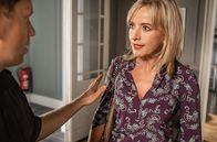 Watzmann ermittelt – Max (Nepo Fitz, l.) lenkt Kathrin Stöger (Katharina Abt, r.) ab, während ihr Sohn vernommen wird.