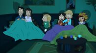Power Sisters – Eine schreckhaft nette Familie – endlich alle zusammen auf dem Sofa mit einem schööönen Film – Marine ist glücklich.