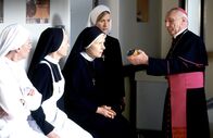 Um Himmels Willen – (v.li.): Karin Gregorek (Felicitas Meier), Donia Ben-Jemia (Gina), Rosel Zech (Mutter Oberin), Helen Zellweger (Julia), Horst Sachtleben (Bischof Rossbauer).