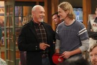 Last Man Standing – Ed (Hector Elizondo, l.); Kyle (Christoph Sanders, r.)