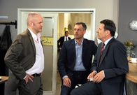 Rote Rosen – ARD ROTE ROSEN FOLGE 1742 Uhr im ERSTEN. Mick (Tobias Rosen, h.) sieht alarmiert, dass Gunter (Hermann Toelcke, r. mit Joachim Kretzer, M.) mit Dudek (Rainer Haustein, l.) Geschäfte macht.