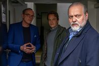 Der Alte – Hauptkommissar Voss (Jan-Gregor Kremp, r.) und Tom Kupfer (Ludwig Blochberger, M.) erhoffen sich von Dieter Behrens (Dirk Martens, l.), dem Manager des Opfers, Näheres über die Geschehnisse in der Mordnacht zu erfahren.
