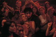 High Fidelity – Die Beziehung von Laura (Iben Hjejle, Mitte l.) und Rob (John Cusack, Mitte r.) ist eine Berg - und Talfahrt ...