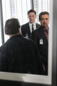 Criminal Minds – Ein neuer Fall beschäftigt Rossi (Joe Mantegna, r.) und Hotch (Thomas Gibson, l.). Doch was hat Bruce Morrison (Ken Olin, l.) damit zu tun?