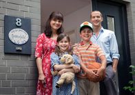 Immer wieder anders – Jan (Barnaby Metschurat, re.) und Katja (Katharina Wackernagel, li.) sind mit ihren beiden Kindern Jakob (Mindor Behrens) und Elisa (Marleen Quentin) in ihr neues Haus eingezogen.