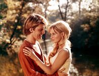 Lederstrumpf – Der junge Honigsammler Paul Hover (Robert Benoit) freut sich, dass er am Fluß in der Nähe des Lagers Ellen Wade (Catherine Jourdan) getroffen hat.