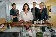 SOKO Leipzig – Moritz Brenner (Johannes Hendrik Langer, 2.v.r.) und Ina Zimmermann (Melanie Marschke, r.) sprechen mit Dr. Ayla Scherler (Selda Kaya, 2.v.l.), der Ehefrau des Verstorbenen und deren gemeinsamem Sohn Zeki Scherler (Lorenz Grabow, l.), um mehr über das Opfer herauszufinden.