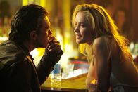 The Code - Vertraue keinem Dieb – Martin (Antonio Banderas, l.) soll Kunstdieb Keith Ripley bei einem neuen Coup behilflich sein, doch dieser ist zunächst nicht sonderlich an dem verlockenden Angebot interessiert, ändert jedoch seine Meinung, als er die Bekanntschaft von Ripleys bezaubernder Patentochter Alexandra (Radha Mitchell, r.) macht...