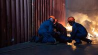 In Seenot – Insgesamt 23 Offiziere und Besatzungsmitglieder befinden sich an Bord des Containerschiffs, als dort ein Brand ausbricht.