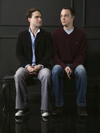 The Big Bang Theory – (2. Staffel) - Die beiden brillanten Nachwuchsphysiker Leonard (Johnny Galecki, l.) und Sheldon (Jim Parsons, r.) sind beste Freunde und teilen sich gemeinsam ein Appartement. Ihre Freizeit gestalten die Genies mit Film- und Serienmarathons, Computerspielen und kleinlichen Diskussionen über ihre Lieblingsthemen.