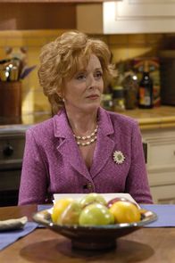 Two and a Half Men – Unter Alkoholeinfluss kommen Charlie und Alan auf die Idee, sich endlich gegen ihre Mutter Evelyn (Holland Taylor) durchzusetzen ...