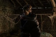 Unit 42 – Billie Vebber (Constance Gay) versucht, Thibaut Braxe (Jérémy Gillet) zu trösten. Er hat seinen Bruder verloren.