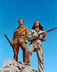 Winnetou I – Der Apachenhäuptling Winnetou (Pierre Brice, r.) und Old Shatterhand (Lex Barker, l.) sind nach einigen Kämpfen Blutsbrüder geworden und erleben einige Abenteuer gemeinsam ...