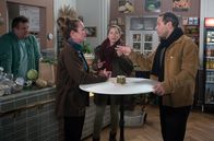 Rote Rosen – Tina (Katja Frenzel, 2.v.r.) und Werner (Dirk Hartkopf, l.) werden Zeugen eines temperamentvollen Streites zwischen Carla (Maria Fuchs, 2.v.l.) und Leo (Daniel Hartwig, r.), um die Zubereitung der ‚richtigen‘ Carbonara.