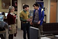 The Big Bang Theory – Raj (Kunal Nayyar, r.) bereitet sich auf eine Nacht in seinem Labor vor. Von dort aus steuert er ein hawaiianisches Teleskop, mit dem er Exo-Planeten beobachten will. Howard (Simon Helberg, M.) leistet ihm Gesellschaft, doch als später noch Bernadette (Melissa Rauch, l.) hinzukommt, ist Raj wenig begeistert ...