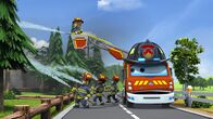 Super Wings – Lukas' Vater und seine Kollegen löschen einen Waldbrand.