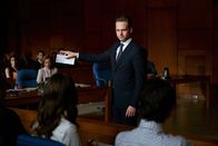 Suits – Mike (Patrick J. Adams) baut in Absprache mit Harvey auf eine Notfallstrategie, um den Fall doch noch zu gewinnen und einer Haftstrafe zu entgehen.