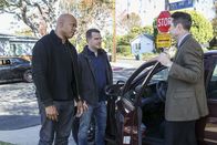 Navy CIS: L.A. – Mehrere Mitglieder des Teams, darunter Callen (Chris O'Donnell, M.) und Sam (LL Cool J, l.), werden beim Versuch, den Maulwurf zu fassen, festgenommen. Hat Detective Dan Evans (Matthew Grant Godbey, r.) etwas damit zu tun oder weiß er, wer dahinter steckt?