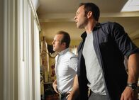 Hawaii Five-0 – Bei einem Überfall auf ein Juweliergeschäft wird ein Wachmann, der früher einmal Polizist war, erschossen. Danny (Scott Caan, l.) und Steve (Alex O'Loughlin, r.) ermitteln Undercover, um den Täter dingfest zu machen ...