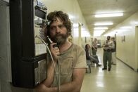 Baskets – Als Chip (Zach Galifianakis) verhaftet wird, muss er seine Mutter anrufen, was dieser ganz schön die Laune verdirbt ...
