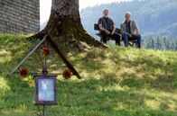 Daheim in den Bergen – ARD Degeto DAHEIM IN DEN BERGEN - SCHWESTERNLIEBE Uhr im ERSTEN. Lorenz Huber (Max Herbrechter, li.) trauert mit Sebastian Leitner (Walter Sittler) um seinen Sohn.