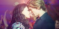 neoriginal: Crystal Wall – Nicolas Dardenne (Gustav Schmidt, r.) und Louna Lloris (Anna Bardavelidze, l.) kommen sich auf der Party sehr nah, als sie plötzlich jemand fotografiert.