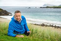 Faszination Erde – Die Inseln der Robben: Auf den Blasket Islands im Südosten Irlands besucht Dirk Steffens eine der größten Robbenpopulationen des Landes. Der Legende nach sind darunter Fabelwesen: halb Robbe, halb wunderschöne Frau.