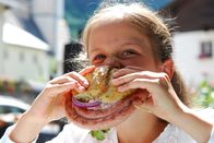 Zu Tisch ... – Auch Kindern soll das gesunde Lammfleisch schmecken, deshalb gibt es im Mölltal jetzt den Lamm-Burger.