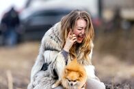 In Her Car – Inga (Olena Oleynikova) ist verzweifelt, als sich herausstellt, dass sie die Flucht aus der Ukraine unter falschen Voraussetzungen angetreten ist.