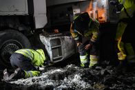 Ice Road Rescue - Extremrettung in Norwegen – Die Rettungskräfte überprüfen die Schäden unter dem Lastwagen. (National Geographic)