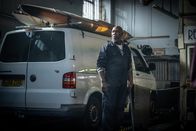 Detective Grace – Was weiß Werkstatt-Besitzer Malcolm Charles (Leon Herbert) über den blauen Pick-up, der beim Unfall leicht beschädigt wurde?