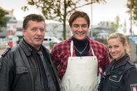 Notruf Hafenkante – Tonelli (Matze Knop, M.) unterstützt Franzi (Rhea Harder, r.) und Hans (Bruno F. Apitz, l.) tatkräftig.