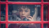 It's a Sin – Jill (Lydia West) macht sich große Sorgen, denn ein mysteriöses Virus verbreitet sich rasant unter jungen Männern. Überall auf der ganzen Welt sterben junge schwule Männer und es gibt keine Heilung.