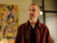 Suspect – Am Abend eines langen Tages: Danny (James Nesbitt) hat Pathologin Jackie in ihrem mondänen Privathaus aufgesucht.