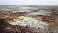 Lost Places – Der Boden in Dallol ist voll mit Chemikalien und Salzen. Das verursacht all die seltsamen Farben, Tümpel und Geysire. Es ist eine Art chemisches Wunderland.